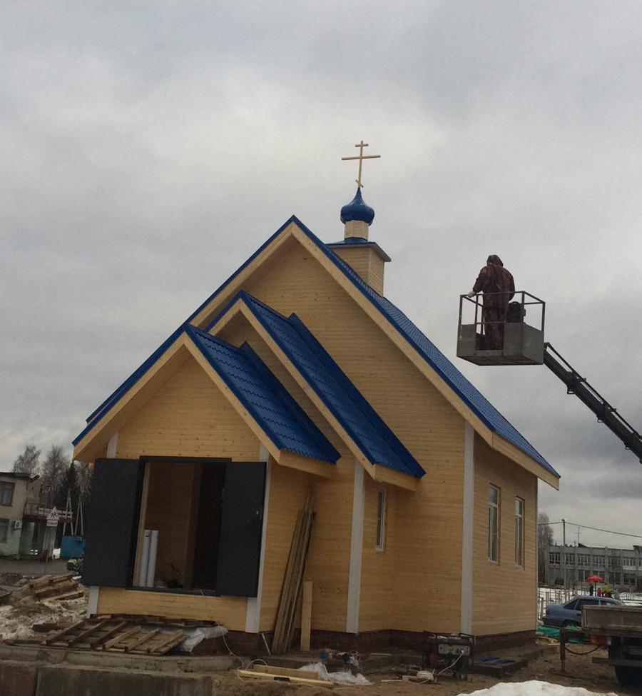 С Божией помощью установили купол и крест