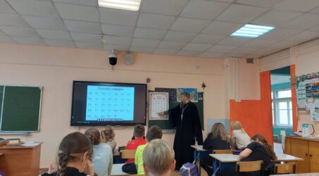 Иерей Алексий Дорохин провел урок в школе о святых равноапостольных Кирилле и Мефодии