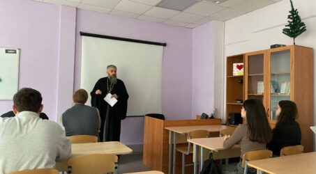 Иерей Алексий Дорохин провел урок на тему урока «Понимание брака в Православной Церкви»