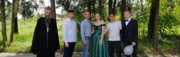 Иерей Алексей Дорохин на вручении аттестатов одиннадцатиклассникам
