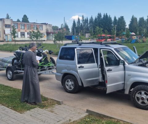 Иерей Алексей Дорохин освятил авто и мототехнику для СВО