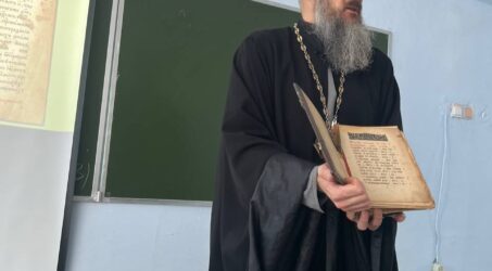 Настоятель храма иерей Алексий Дорохин провел урок в 6 классе школы 37