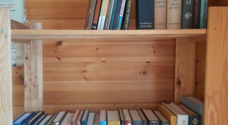 Храму подарили книги св. отцов и подвижников Церкви для храмовой библиотеки