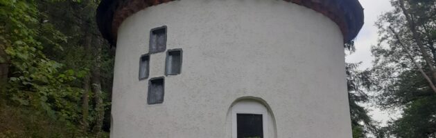 Продолжается реконструкция часовни в д. Колюпаново