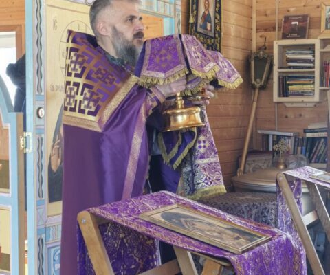 Богослужение в Неделю Крестопоклонную