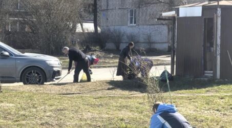 Прихожане нашего храма вышли на уборку прихрамовой территории