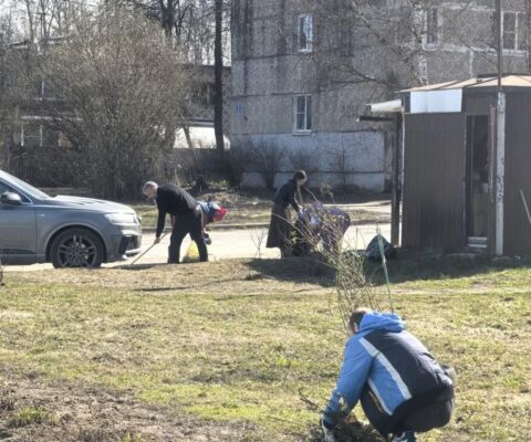 Прихожане нашего храма вышли на уборку прихрамовой территории