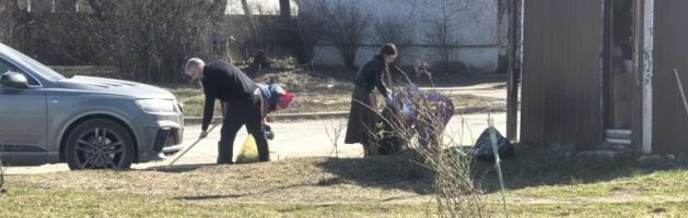 Прихожане нашего храма вышли на уборку прихрамовой территории